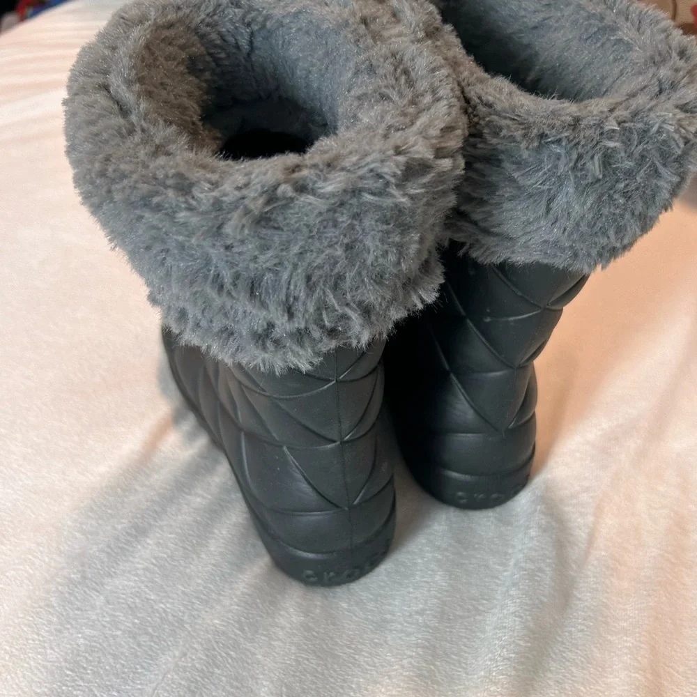 Crocs Black & Gray Lined Furry Winter Rain Boots​ Slip On Sz 6 Waterproof Fall